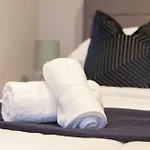 Stylish Centre - Walk To Station - Long Welcome Apartment *
