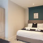 Apartment Stylish Centre - Walk To Station - Long Welcome *