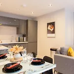 Stylish Centre - Walk To Station - Long Welcome Apartment *