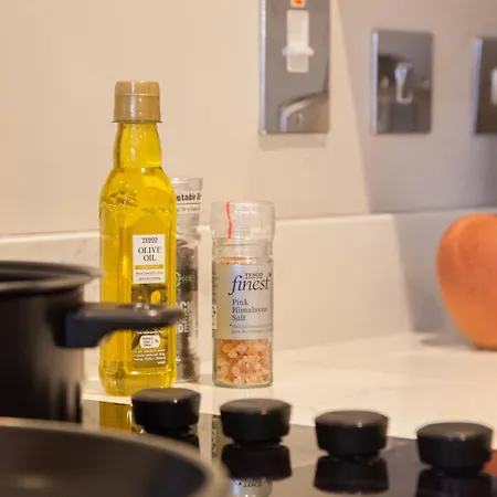 Stylish Centre - Walk To Station - Long Welcome Apartment