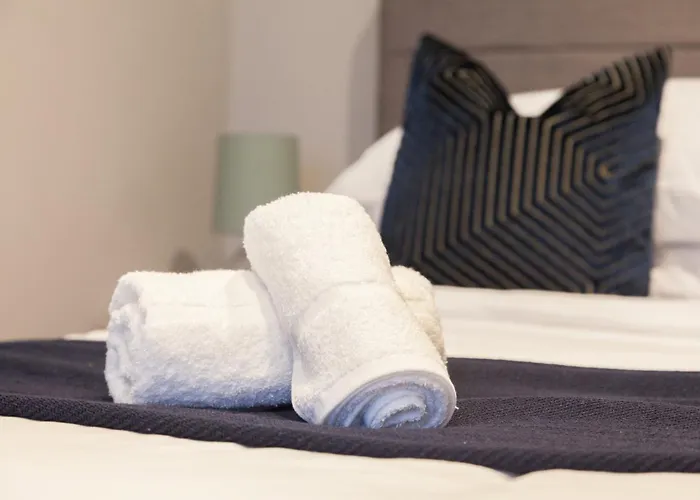 Stylish Centre - Walk To Station - Long Welcome Apartment *