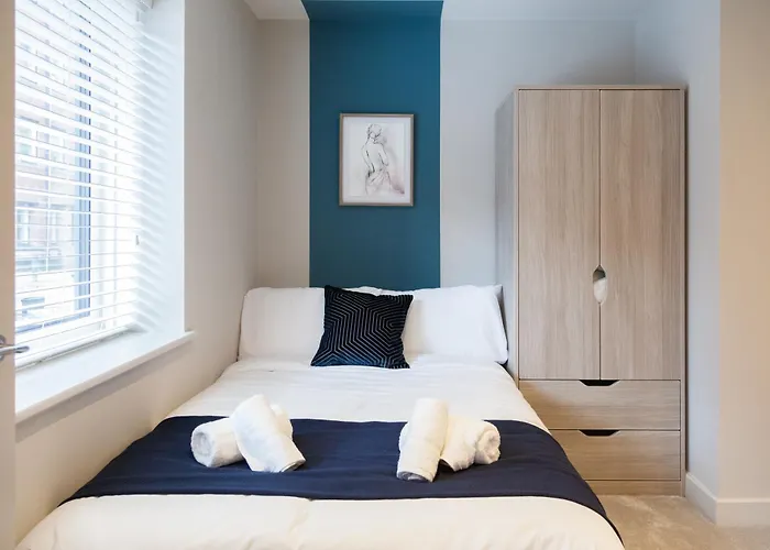 Stylish Centre - Walk To Station - Long Welcome Apartment *