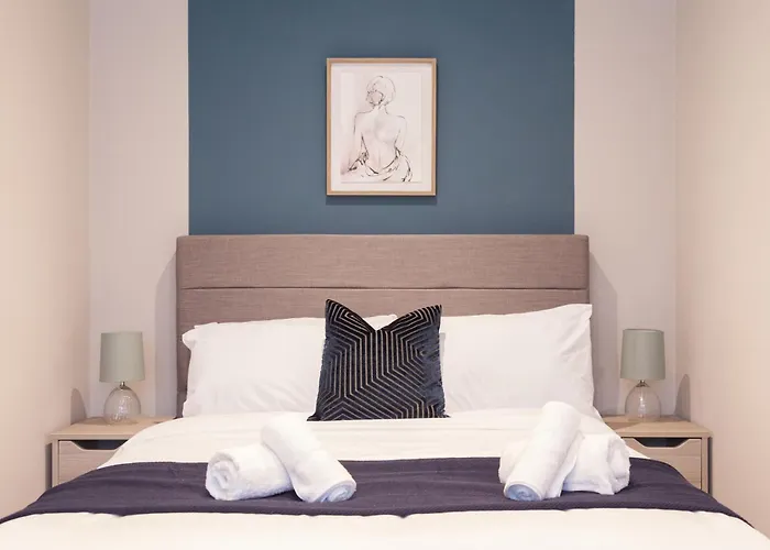 Stylish Centre - Walk To Station - Long Welcome Apartment