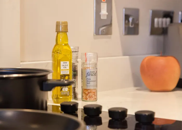 Stylish Centre - Walk To Station - Long Welcome Apartment