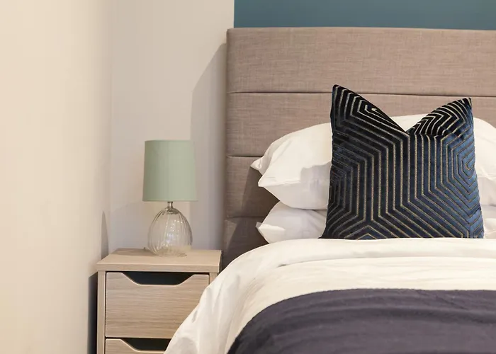 Stylish Centre - Walk To Station - Long Welcome Apartment