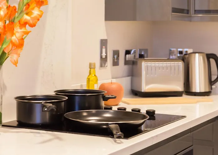 Stylish Centre - Walk To Station - Long Welcome Apartment