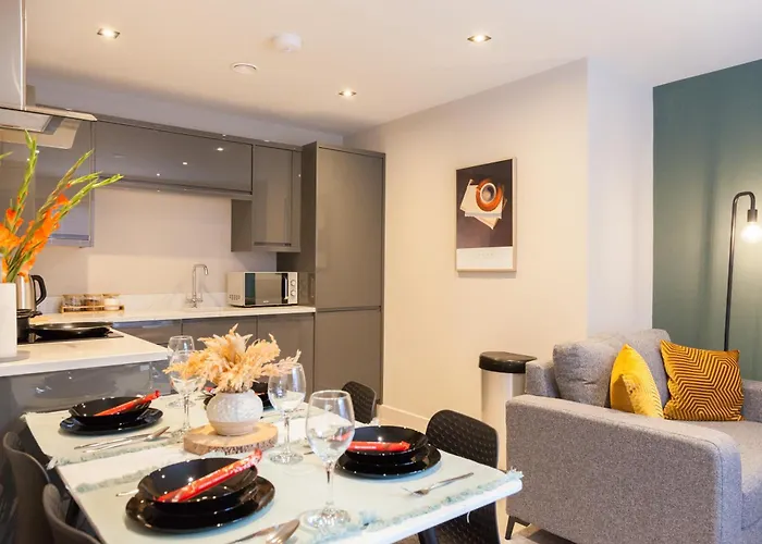 Stylish Centre - Walk To Station - Long Welcome Apartment *